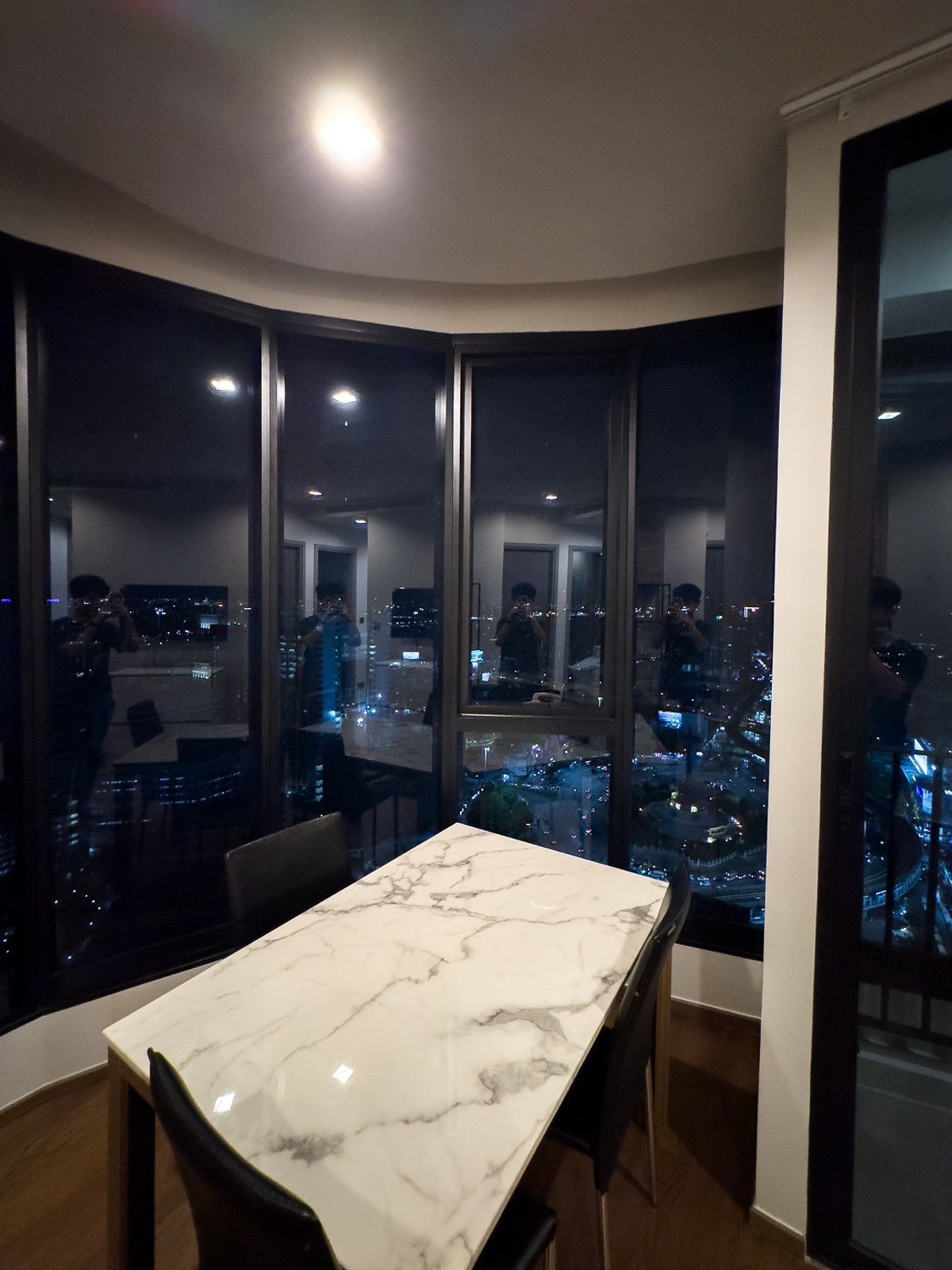 ให้เช่าคอนโดอารีย์ อนุสาวรีย์ : Ideo Q Victory: 47 ตร.ม ชั้น 37(2 ห้องนอน ) ติด BTS ที่ อนุสาวรีย์ชัยฯ ห้องสวย ตรงข้ามรพ.ราชวิถี ม.มหิดล เดินไปรางน้ำ ของกินเยอะมากกก @ไอดีโอ คิว วิคตอรี