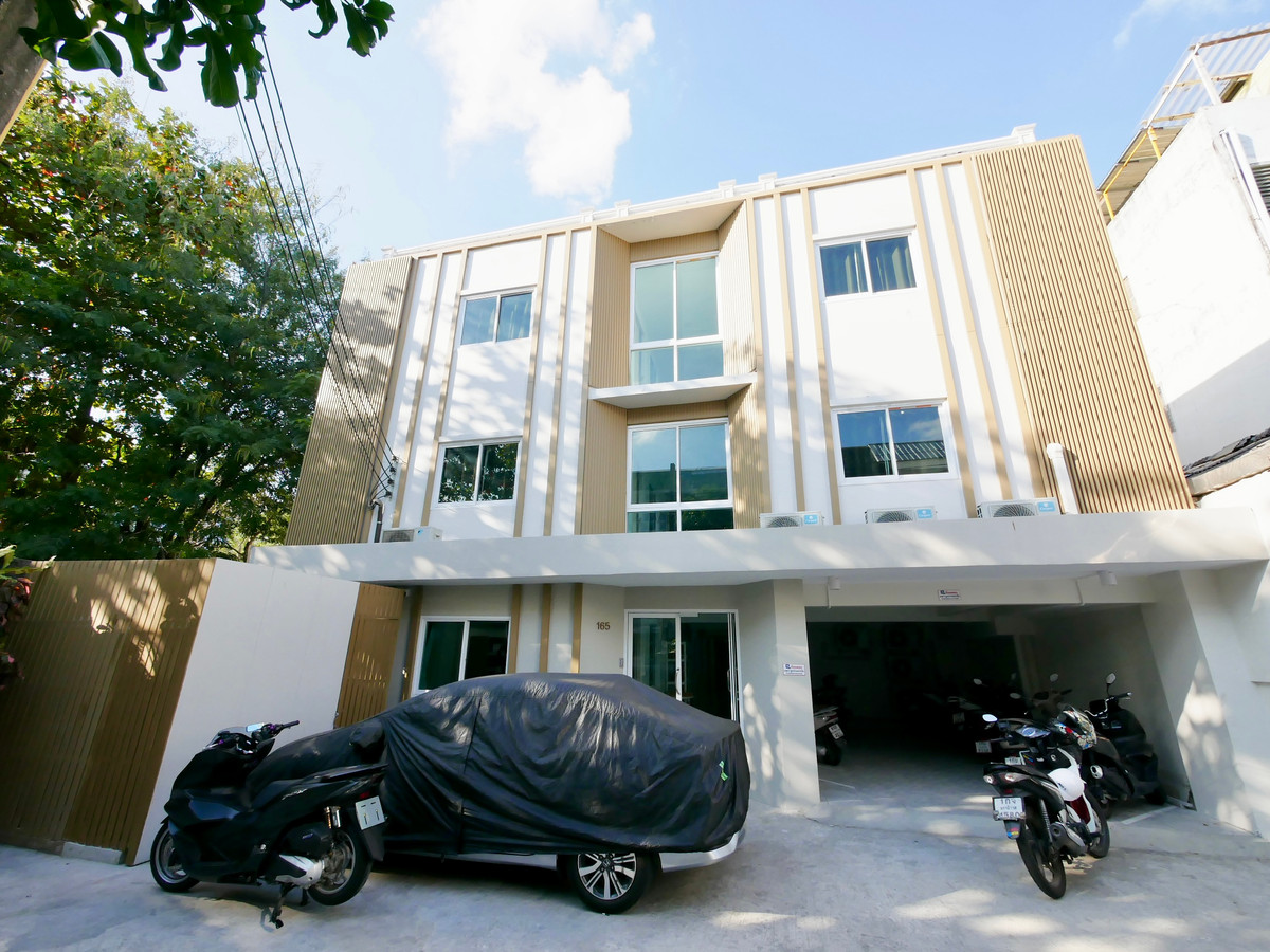 ขายกิจการโรงแรม & กิจการอพาร์ตเมนต์ลาดพร้าว101 แฮปปี้แลนด์ : ขายอพาร์ทเม้นท์ 3 ชั้น ซ.รามคำแหง 53 ผู้เช่าเต็ม ขนาด 72 ตร.ว. Yield 8% รายได้เดือนละ 120,000 บาท รีโนเวทใหม่ทั้งตึก