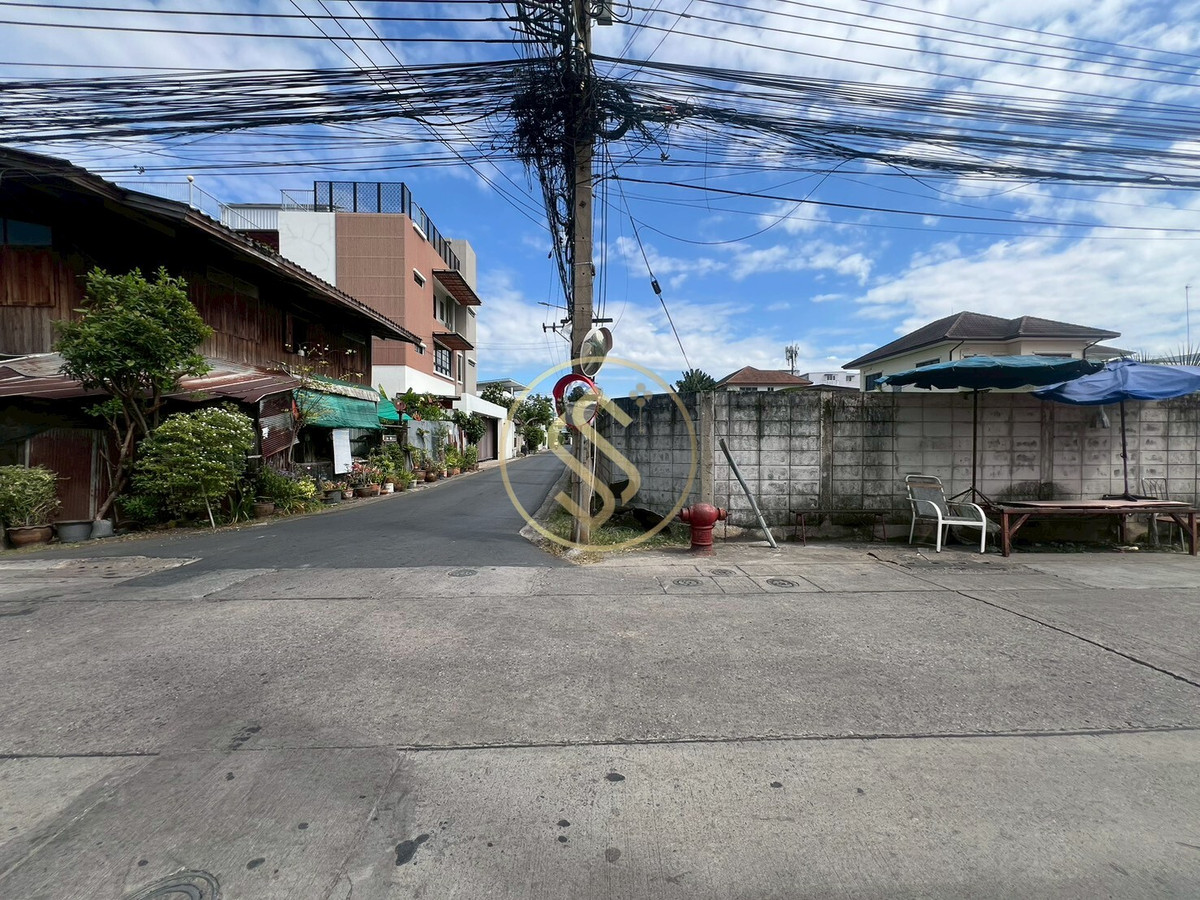 ให้เช่าที่ดินเกษตรศาสตร์ รัชโยธิน : ให้เช่าที่ดินในซอยพหลโยธิน30 เเยก2 แปลงมุม  ใกล้ BTS รัชโยธินเพียง 400 เมตร 145 ตารางวา 45,000 บาทต่อเดือน