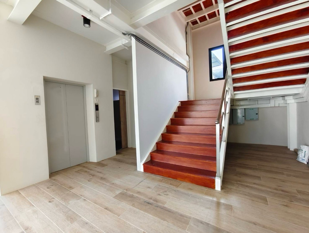 For RentShop HouseChokchai 4, Ladprao 71, Ladprao 48, : New 4-story commercial building for rent, next to Chokchai 4 Road (rent only floors 1–2)