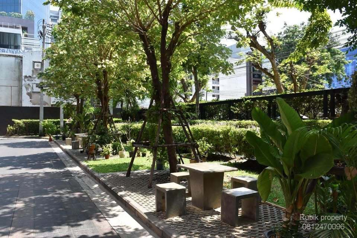 For RentCondoSukhumvit, Asoke, Thonglor : 🏙️ For rent Noble Reveal Ekkamai 📍 Only 200 meters from BTS Ekkamai RB487 ✨ Renovated the entire room, Modern Luxury style, fully built-in, ready to move in.