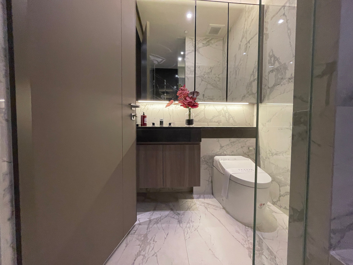 For SaleCondoSukhumvit, Asoke, Thonglor : Condo for sale, best price! Hyde Heritage Thonglor, 36th floor, beautiful view, north, panoramic city view, 3 bedrooms, fully furnished, ready to move in, usable area 136 sq m. Super Luxury Condo, next to Sukhumvit, near BTS Thonglor.