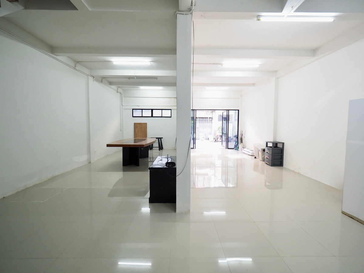 ทาวน์โฮมสาทร นราธิวาส : อาคารพาณิชย์ 2 คูหาเชื่อมกัน3 ชั้นพร้อมที่จอด รีโนเวทใหม่ เลี้ยงแมวได้