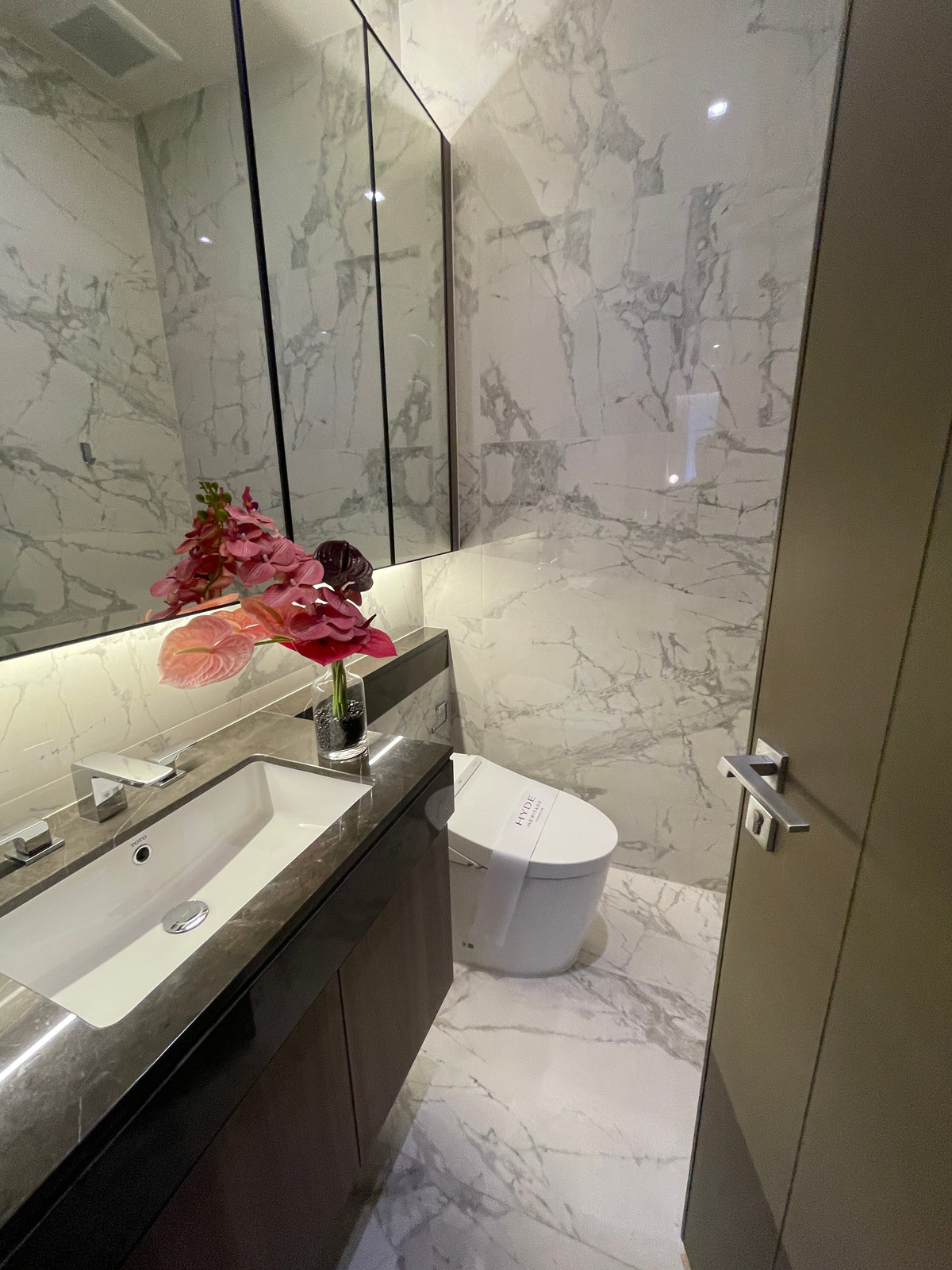 For SaleCondoSukhumvit, Asoke, Thonglor : Condo for sale, best price! Hyde Heritage Thonglor, 36th floor, beautiful view, north, panoramic city view, 3 bedrooms, fully furnished, ready to move in, usable area 136 sq m. Super Luxury Condo, next to Sukhumvit, near BTS Thonglor.