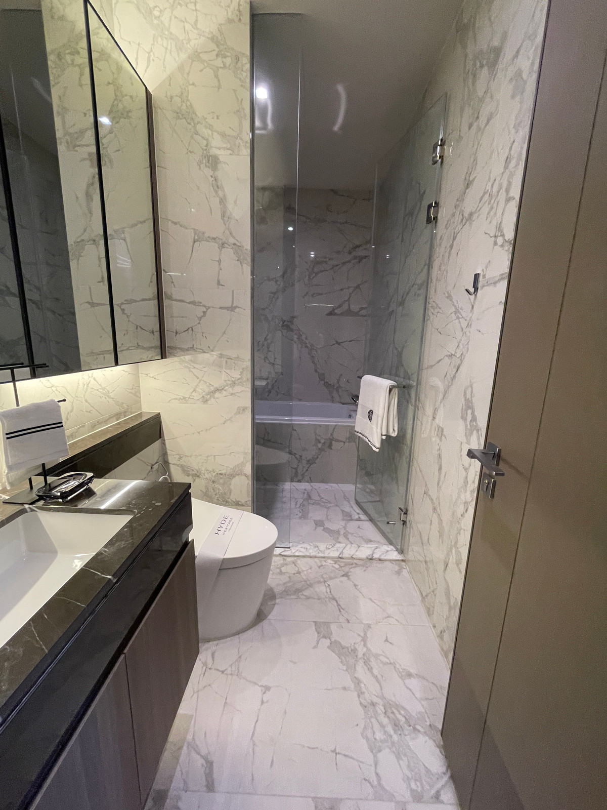 For SaleCondoSukhumvit, Asoke, Thonglor : Condo for sale, best price! Hyde Heritage Thonglor, 36th floor, beautiful view, north, panoramic city view, 3 bedrooms, fully furnished, ready to move in, usable area 136 sq m. Super Luxury Condo, next to Sukhumvit, near BTS Thonglor.