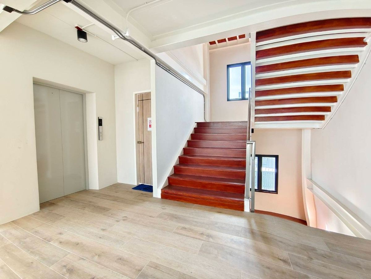 For RentShop HouseChokchai 4, Ladprao 71, Ladprao 48, : New 4-story commercial building for rent, next to Chokchai 4 Road (rent only floors 1–2)