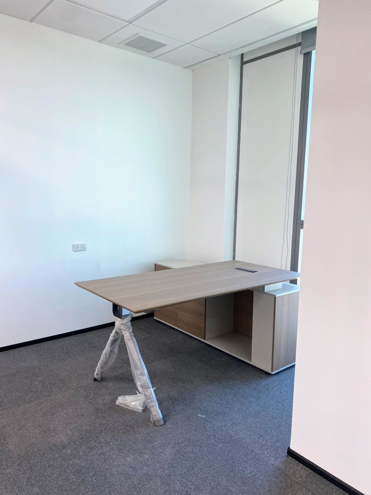 For RentOfficeRama9, Petchburi, RCA : WoKii @V One Tower 45sqm Service Office For RENT Fully Furnished Ready to Move Near MRT Phraram 9 Central Rama 9 Pra Ram 9 Hospital