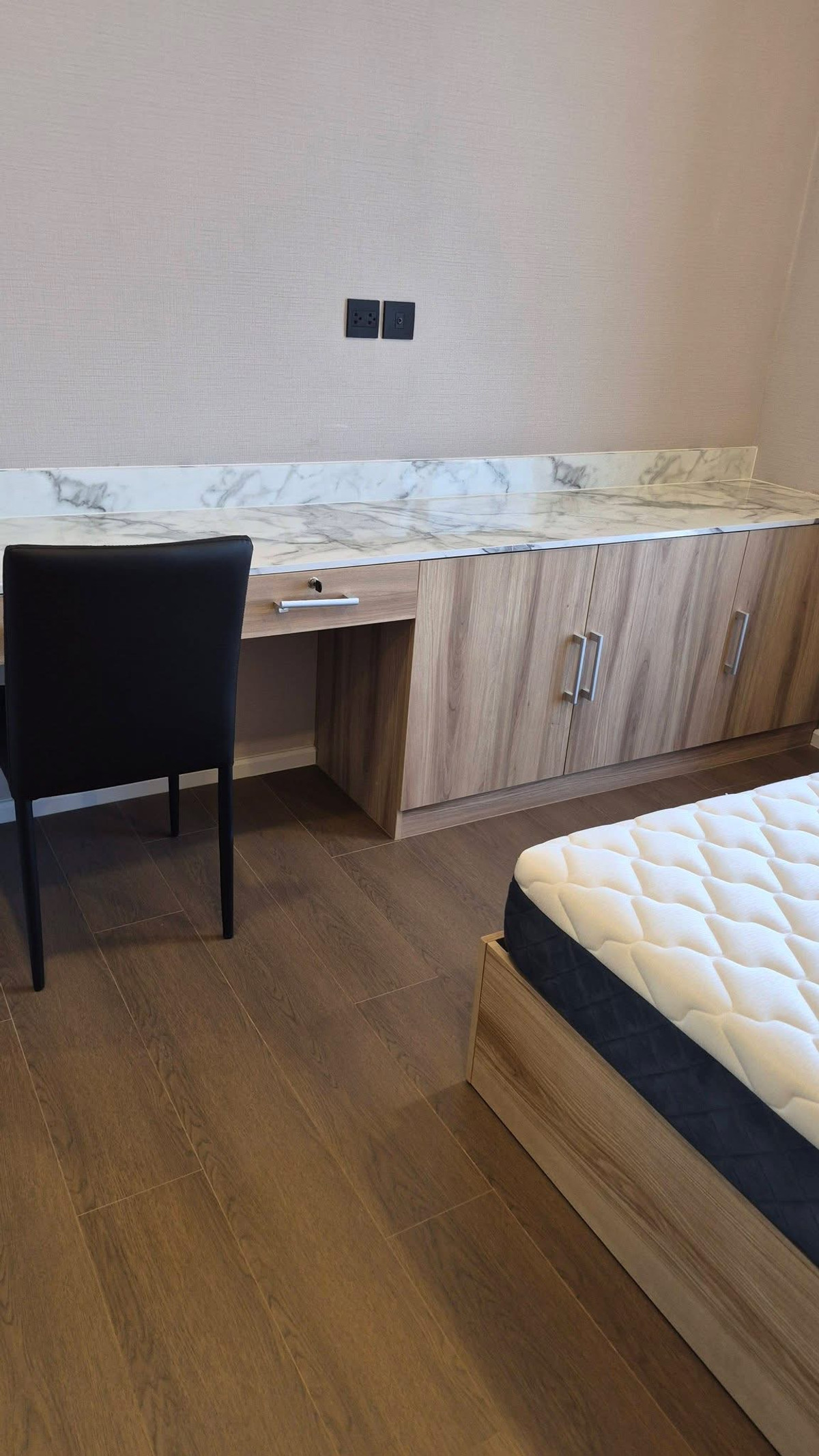 For RentCondoSiam Paragon ,Chulalongkorn,Samyan : ⚡️Hot Price⚡️Cooper siam, luxury project, walk to Banthat Thong 🔥 🔥2 bedrooms, 1 bathroom, 50 sq m, beautiful view, near Chula Siam Banthat Thong, rental price 39,000 💫 Agent company takes care of you throughout the contract.  There are nearby projects an