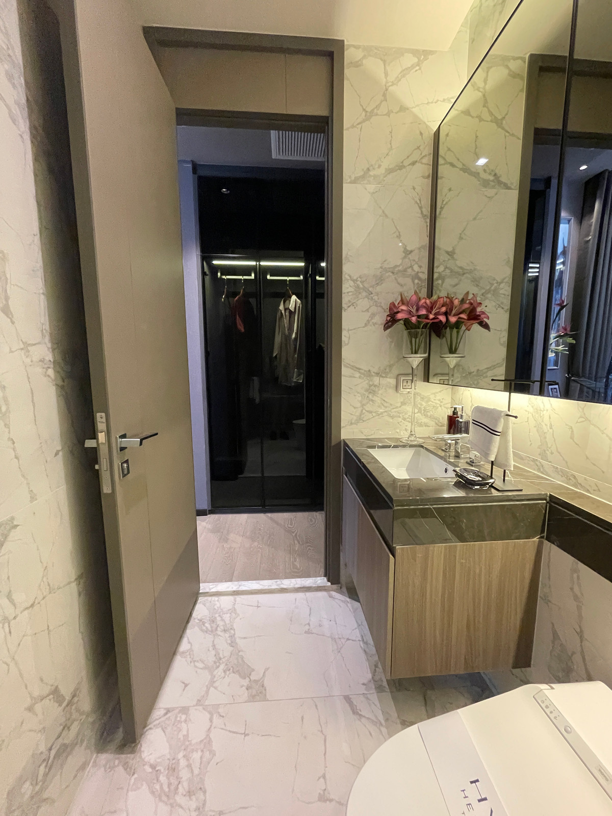 For SaleCondoSukhumvit, Asoke, Thonglor : Condo for sale, best price! Hyde Heritage Thonglor, 36th floor, beautiful view, north, panoramic city view, 3 bedrooms, fully furnished, ready to move in, usable area 136 sq m. Super Luxury Condo, next to Sukhumvit, near BTS Thonglor.