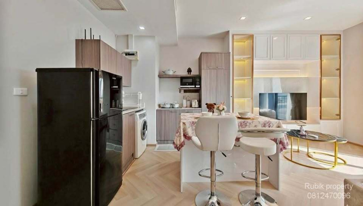 For RentCondoSukhumvit, Asoke, Thonglor : 🏙️ For rent Noble Reveal Ekkamai 📍 Only 200 meters from BTS Ekkamai RB487 ✨ Renovated the entire room, Modern Luxury style, fully built-in, ready to move in.