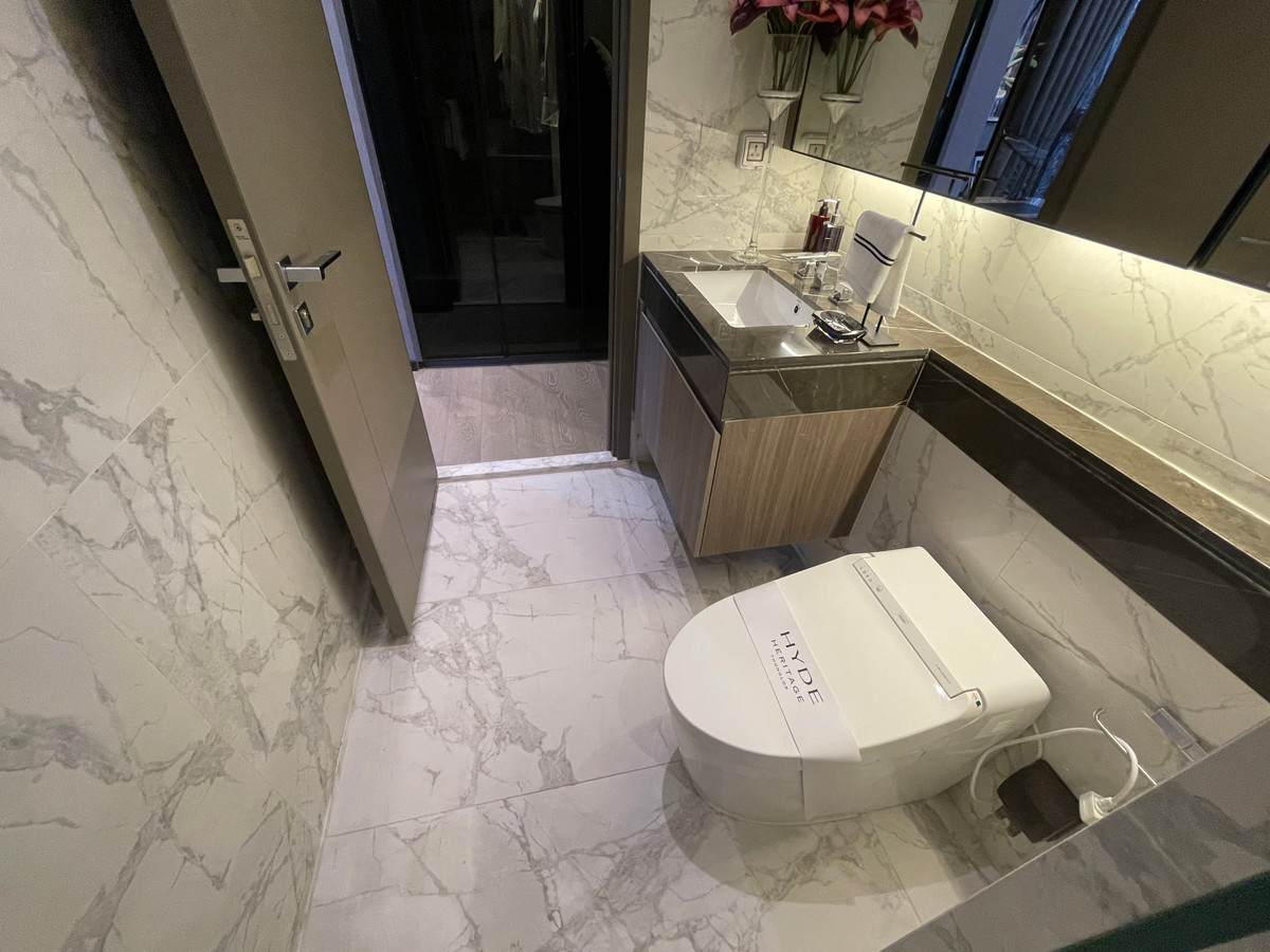 For SaleCondoSukhumvit, Asoke, Thonglor : Condo for sale, best price! Hyde Heritage Thonglor, 36th floor, beautiful view, north, panoramic city view, 3 bedrooms, fully furnished, ready to move in, usable area 136 sq m. Super Luxury Condo, next to Sukhumvit, near BTS Thonglor.