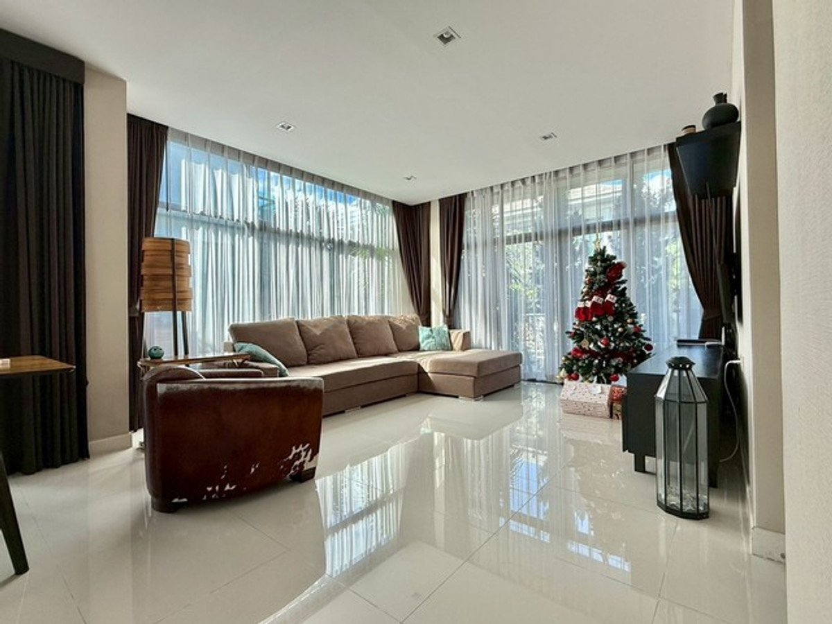 For SaleHousePattanakan, Srinakarin : Urgent sale, 2-story detached house, beautifully decorated, 52.6 sq m., location Krungthep Kreetha, decorated and ready to move in, Setthasiri Srinakarin Rama 9.