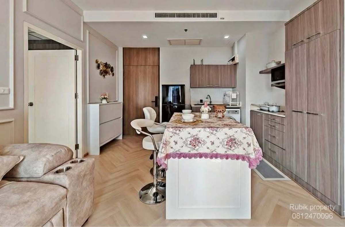 For RentCondoSukhumvit, Asoke, Thonglor : 🏙️ For rent Noble Reveal Ekkamai 📍 Only 200 meters from BTS Ekkamai RB487 ✨ Renovated the entire room, Modern Luxury style, fully built-in, ready to move in.