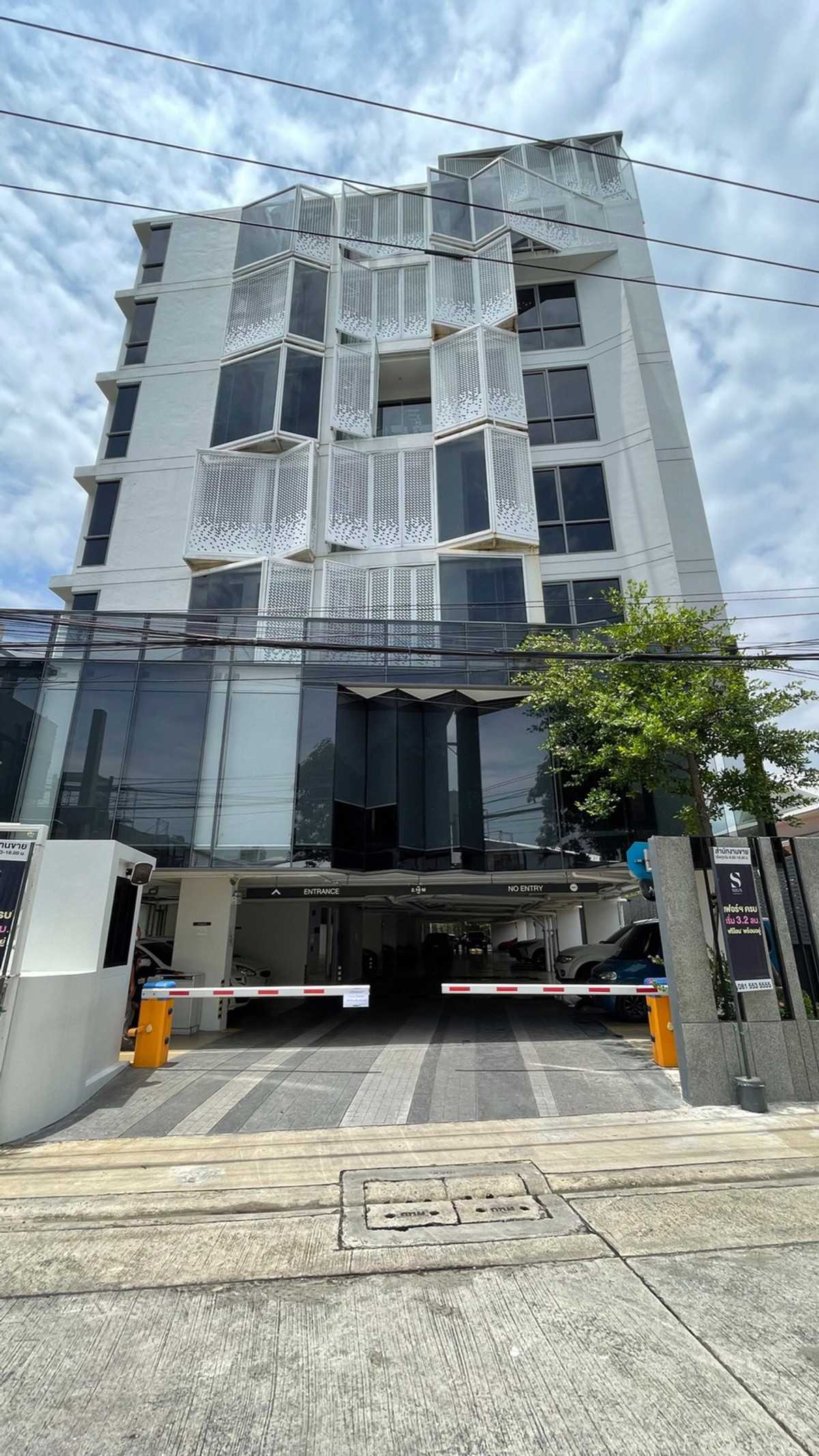For RentCondoOnnut, Udomsuk : Sign Condo Sukhumvit 50, beautiful corner room, fully furnished, ready to move in. There is a shuttle to BTS.