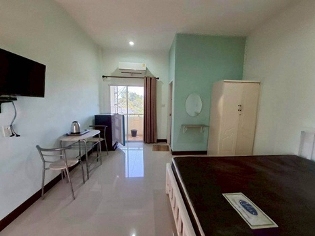 For SaleCha-am Phetchaburi : Land for sale with buildings, apartment + detached house, total area 1 rai 39 square wah, Ban Lat District, Phetchaburi Province, price 19,000,000 baht.