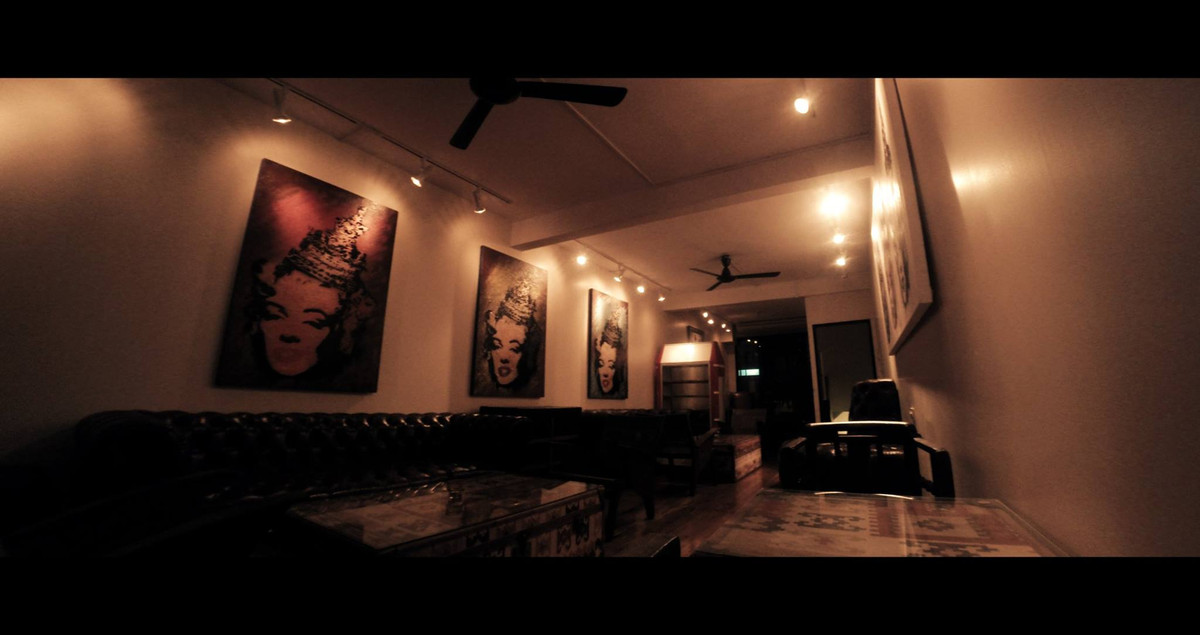 ขายอาคารพาณิชย์สุขุมวิท อโศก ทองหล่อ : ขาย อาคารพาณิชย์ 3 ชั้น ปากซอยทองหล่อ 14 สุดยอดทำเลการค้าย่านทองหล่อ อยู่ใจกลางแหล่งร้านอาหารญี่ปุ่น และใกล้ BTS ทองหล่อเพียง 1 กม. トンロー通りにある3階建ての商業ビル。