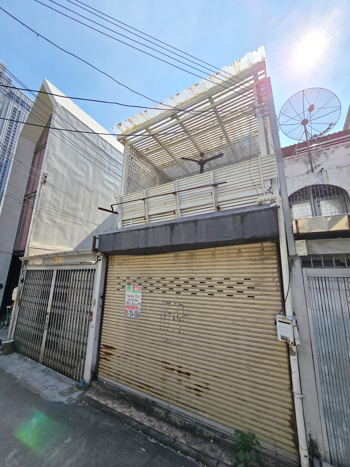 ขายอาคารพาณิชย์สุขุมวิท อโศก ทองหล่อ : ขาย อาคารพาณิชย์ 3 ชั้น ปากซอยทองหล่อ 14 สุดยอดทำเลการค้าย่านทองหล่อ อยู่ใจกลางแหล่งร้านอาหารญี่ปุ่น และใกล้ BTS ทองหล่อเพียง 1 กม. トンロー通りにある3階建ての商業ビル。