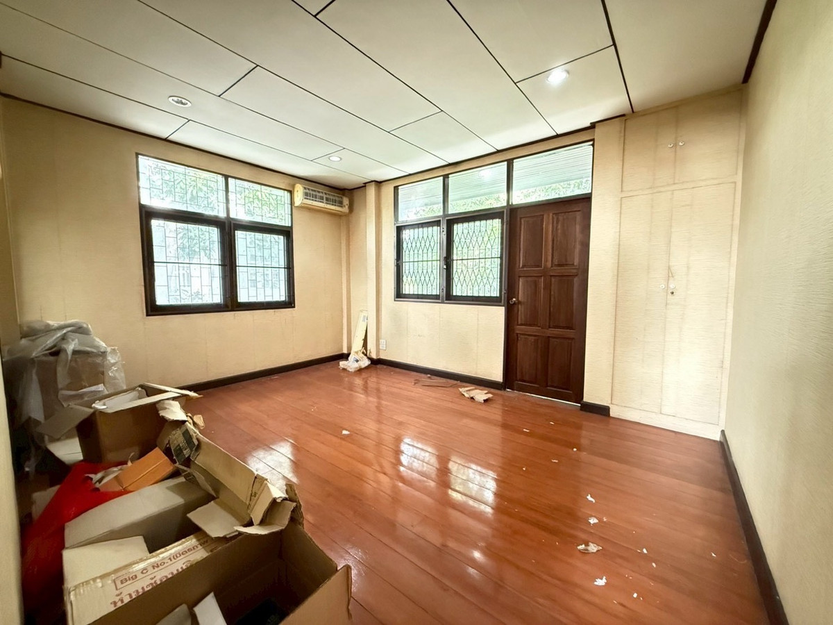 For RentRetail SpaceSukhumvit, Asoke, Thonglor : Single house for rent, Phrom Phong, Sukhumvit, can do business, decorate, renovate, very good price, you cant find it this cheap.