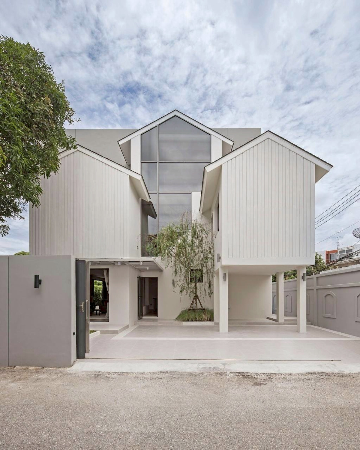 For RentHouseSukhumvit, Asoke, Thonglor : Single house near Ekkamai, Thonglor, easy to travel, big house, lots of space, suitable for living as a family. Interested in making an appointment to view immediately? Call.