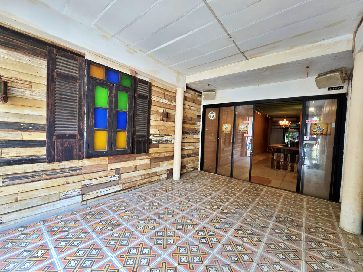 ขายอาคารพาณิชย์สุขุมวิท อโศก ทองหล่อ : ขาย อาคารพาณิชย์ 3 ชั้น ปากซอยทองหล่อ 14 สุดยอดทำเลการค้าย่านทองหล่อ อยู่ใจกลางแหล่งร้านอาหารญี่ปุ่น และใกล้ BTS ทองหล่อเพียง 1 กม. トンロー通りにある3階建ての商業ビル。