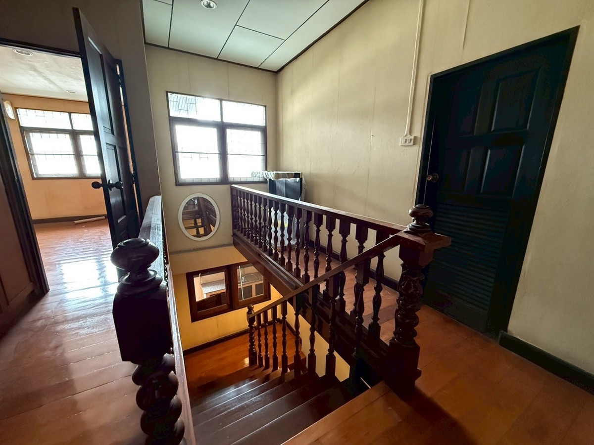 For RentRetail SpaceSukhumvit, Asoke, Thonglor : Single house for rent, Phrom Phong, Sukhumvit, can do business, decorate, renovate, very good price, you cant find it this cheap.