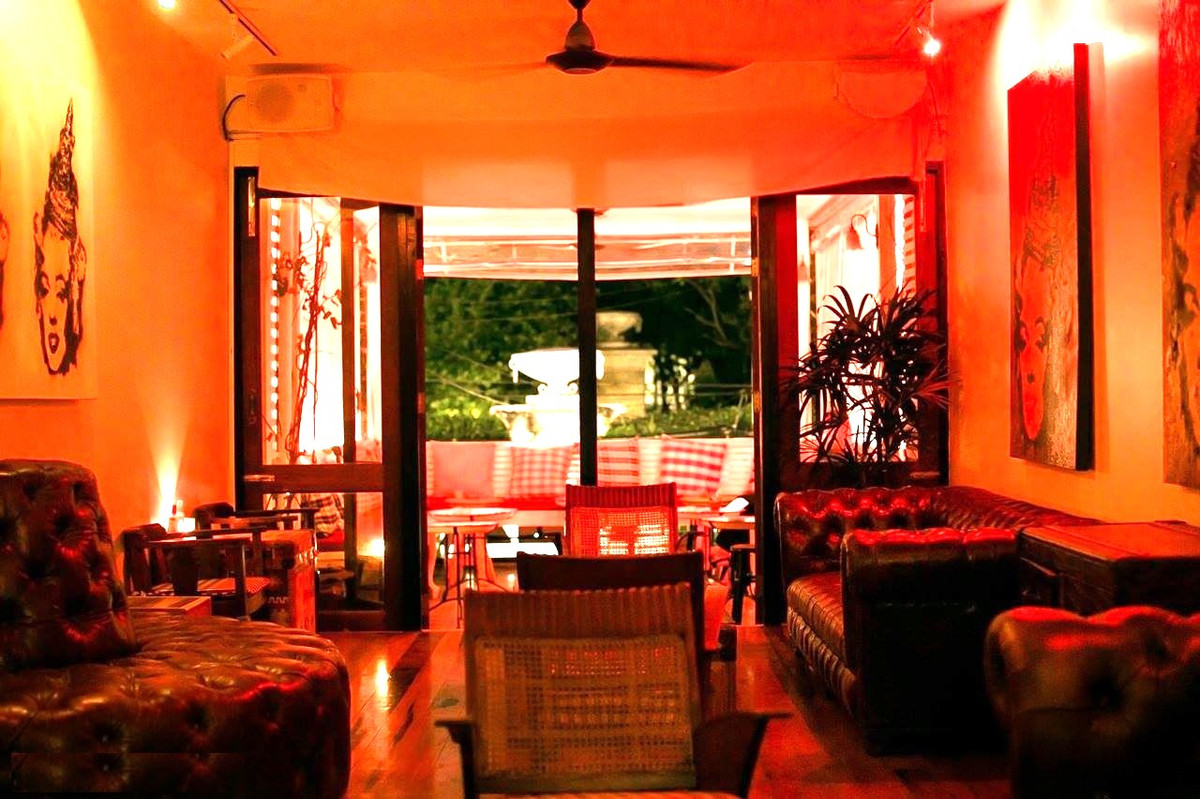 ขายอาคารพาณิชย์สุขุมวิท อโศก ทองหล่อ : ขาย อาคารพาณิชย์ 3 ชั้น ปากซอยทองหล่อ 14 สุดยอดทำเลการค้าย่านทองหล่อ อยู่ใจกลางแหล่งร้านอาหารญี่ปุ่น และใกล้ BTS ทองหล่อเพียง 1 กม. トンロー通りにある3階建ての商業ビル。