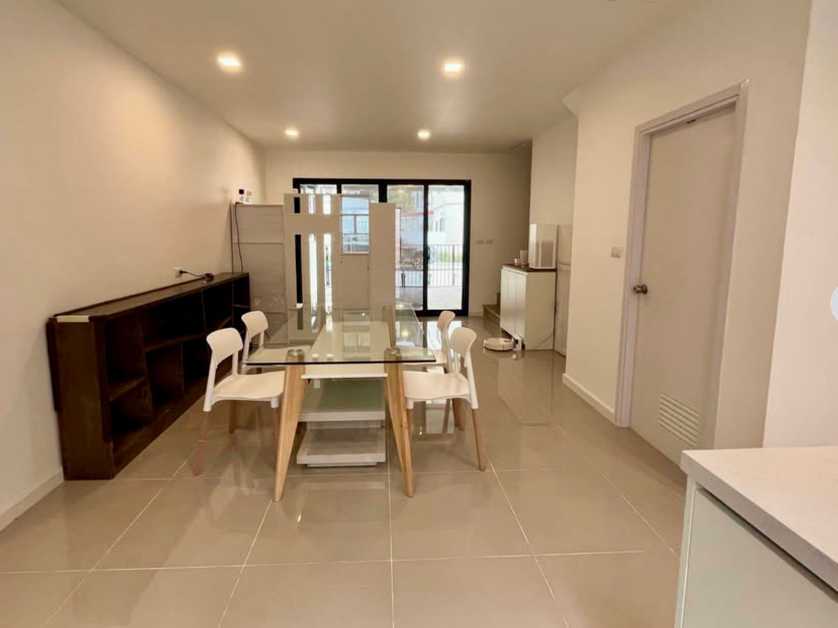 ให้เช่าทาวน์โฮมพัฒนาการ ศรีนครินทร์ : ให้เช่า | Townhome 3 ชั้น วิวสนามกอล์ฟ โครงการ Patio Srinakarin–Rama 9 (กรุงเทพกรีฑา) บ้านใหม่ ไม่เคยปล่อยเช่า ตกแต่งสไตล์มินิมอล