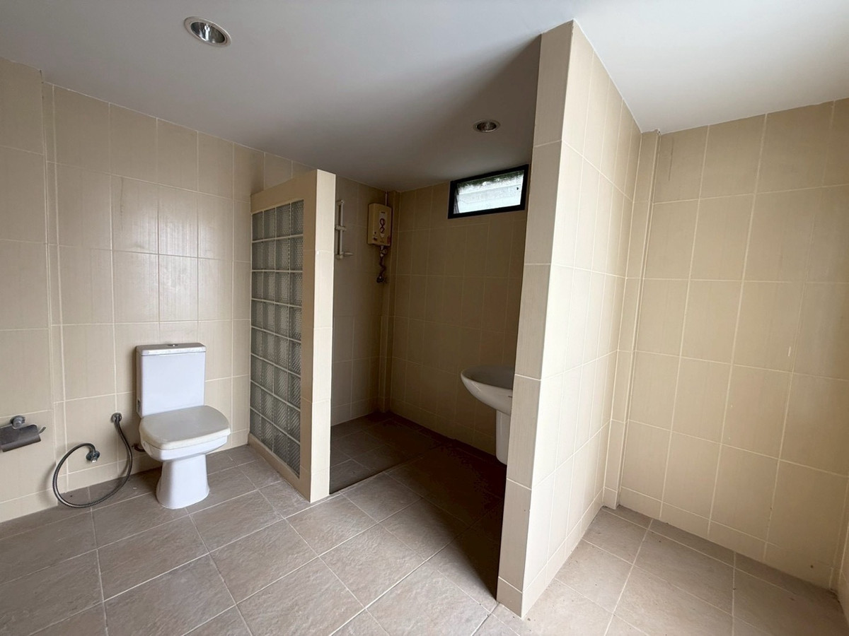 For RentRetail SpaceSukhumvit, Asoke, Thonglor : Single house for rent, Phrom Phong, Sukhumvit, can do business, decorate, renovate, very good price, you cant find it this cheap.