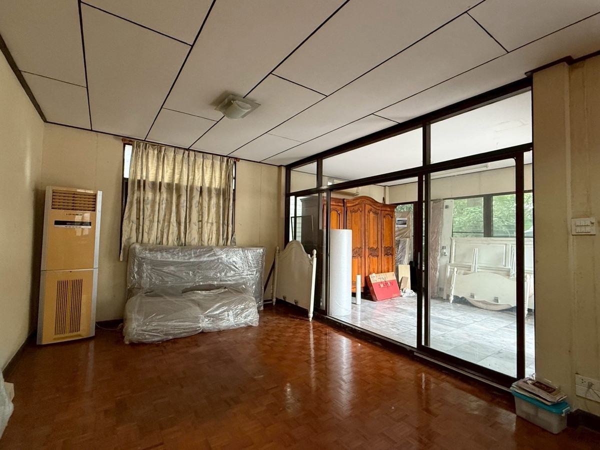 For RentRetail SpaceSukhumvit, Asoke, Thonglor : Single house for rent, Phrom Phong, Sukhumvit, can do business, decorate, renovate, very good price, you cant find it this cheap.