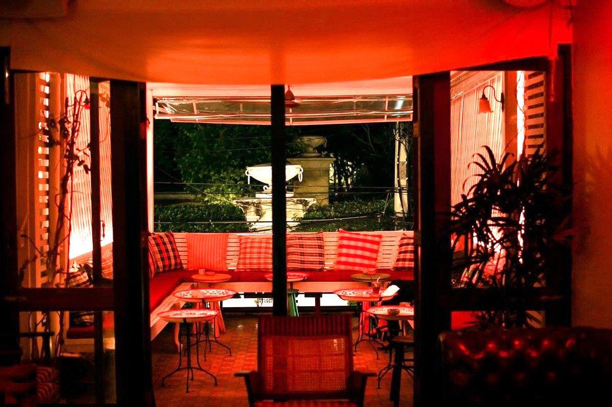 ขายอาคารพาณิชย์สุขุมวิท อโศก ทองหล่อ : ขาย อาคารพาณิชย์ 3 ชั้น ปากซอยทองหล่อ 14 สุดยอดทำเลการค้าย่านทองหล่อ อยู่ใจกลางแหล่งร้านอาหารญี่ปุ่น และใกล้ BTS ทองหล่อเพียง 1 กม. トンロー通りにある3階建ての商業ビル。