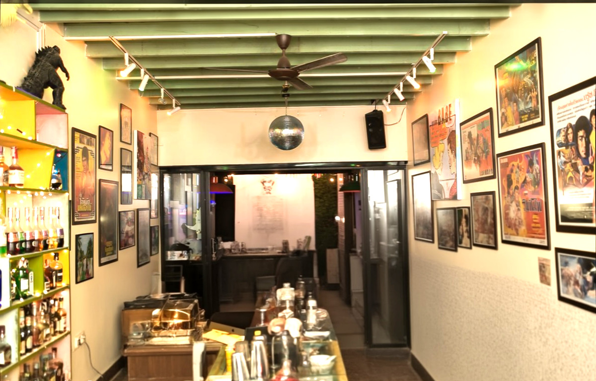 ขายอาคารพาณิชย์สุขุมวิท อโศก ทองหล่อ : ขาย อาคารพาณิชย์ 3 ชั้น ปากซอยทองหล่อ 14 สุดยอดทำเลการค้าย่านทองหล่อ อยู่ใจกลางแหล่งร้านอาหารญี่ปุ่น และใกล้ BTS ทองหล่อเพียง 1 กม. トンロー通りにある3階建ての商業ビル。