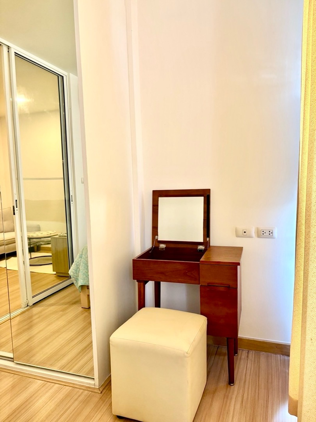 ขายคอนโดพระราม 8 สามเสน ราชวัตร : 🌉 ขายด่วน! คอนโดวิวโค้งน้ำเจ้าพระยา สะพานพระราม 8 🌉
Chateau In Town Rama 8
💥 ราคาเพียง 2.25 ล้านบาท (รวมค่าโอน) 💥

ตื่นเช้ามาพร้อมวิวแม่น้ำเจ้าพระยา
เย็น ๆ นั่งมองแสงไฟสะพานพระราม 8 จากห้องคุณ
ทำเลนี้…หายาก และราคานี้…ไม่ควรพลาด!
