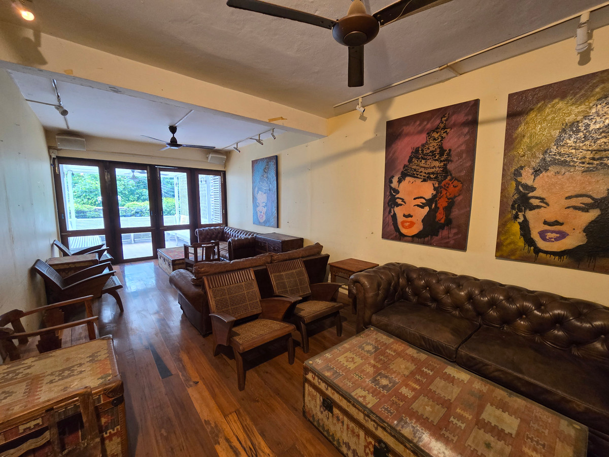 For SaleShop HouseSukhumvit, Asoke, Thonglor : For sale: 3-story commercial building, located at the entrance of Soi Thonglor 14, a prime commercial location in Thonglor, only 1 km from BTS Thonglor station トンロー通りにある3階建ての商業ビル。