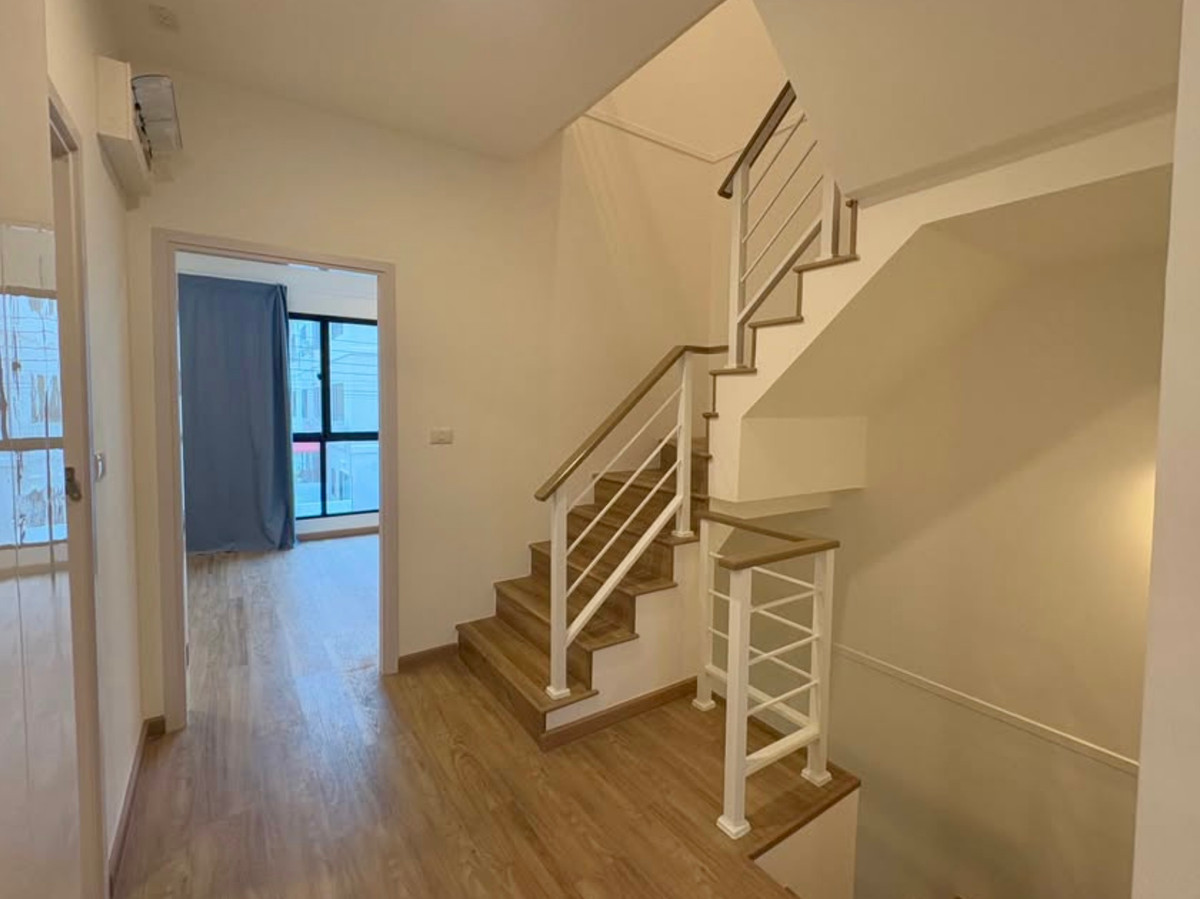 ให้เช่าทาวน์โฮมพัฒนาการ ศรีนครินทร์ : ให้เช่า | Townhome 3 ชั้น วิวสนามกอล์ฟ โครงการ Patio Srinakarin–Rama 9 (กรุงเทพกรีฑา) บ้านใหม่ ไม่เคยปล่อยเช่า ตกแต่งสไตล์มินิมอล