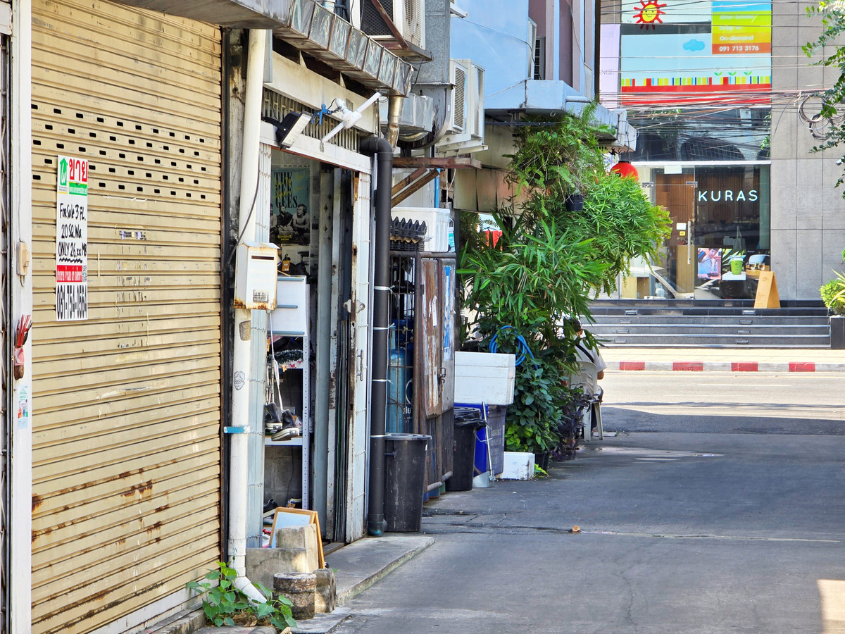 ขายอาคารพาณิชย์สุขุมวิท อโศก ทองหล่อ : ขาย อาคารพาณิชย์ 3 ชั้น ปากซอยทองหล่อ 14 สุดยอดทำเลการค้าย่านทองหล่อ อยู่ใจกลางแหล่งร้านอาหารญี่ปุ่น และใกล้ BTS ทองหล่อเพียง 1 กม. トンロー通りにある3階建ての商業ビル。