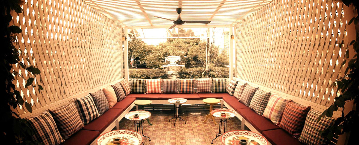 ขายอาคารพาณิชย์สุขุมวิท อโศก ทองหล่อ : ขาย อาคารพาณิชย์ 3 ชั้น ปากซอยทองหล่อ 14 สุดยอดทำเลการค้าย่านทองหล่อ อยู่ใจกลางแหล่งร้านอาหารญี่ปุ่น และใกล้ BTS ทองหล่อเพียง 1 กม. トンロー通りにある3階建ての商業ビル。