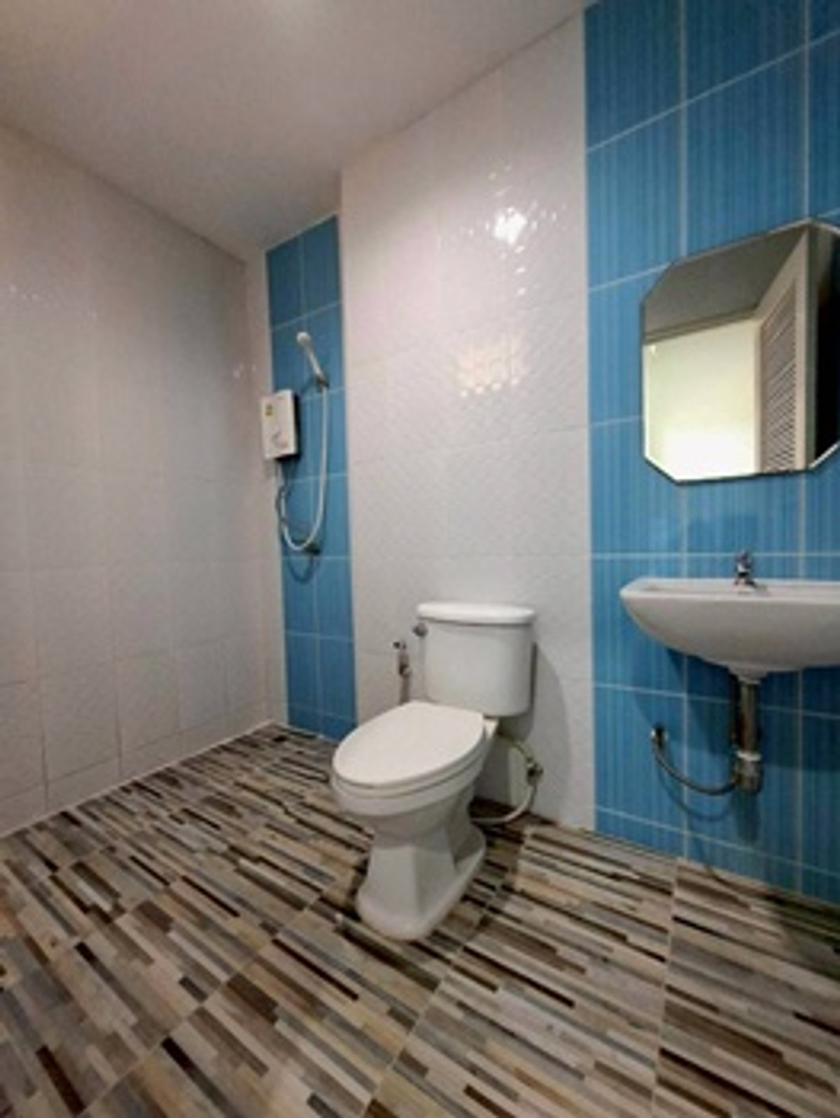 For SaleCha-am Phetchaburi : Land for sale with buildings, apartment + detached house, total area 1 rai 39 square wah, Ban Lat District, Phetchaburi Province, price 19,000,000 baht.