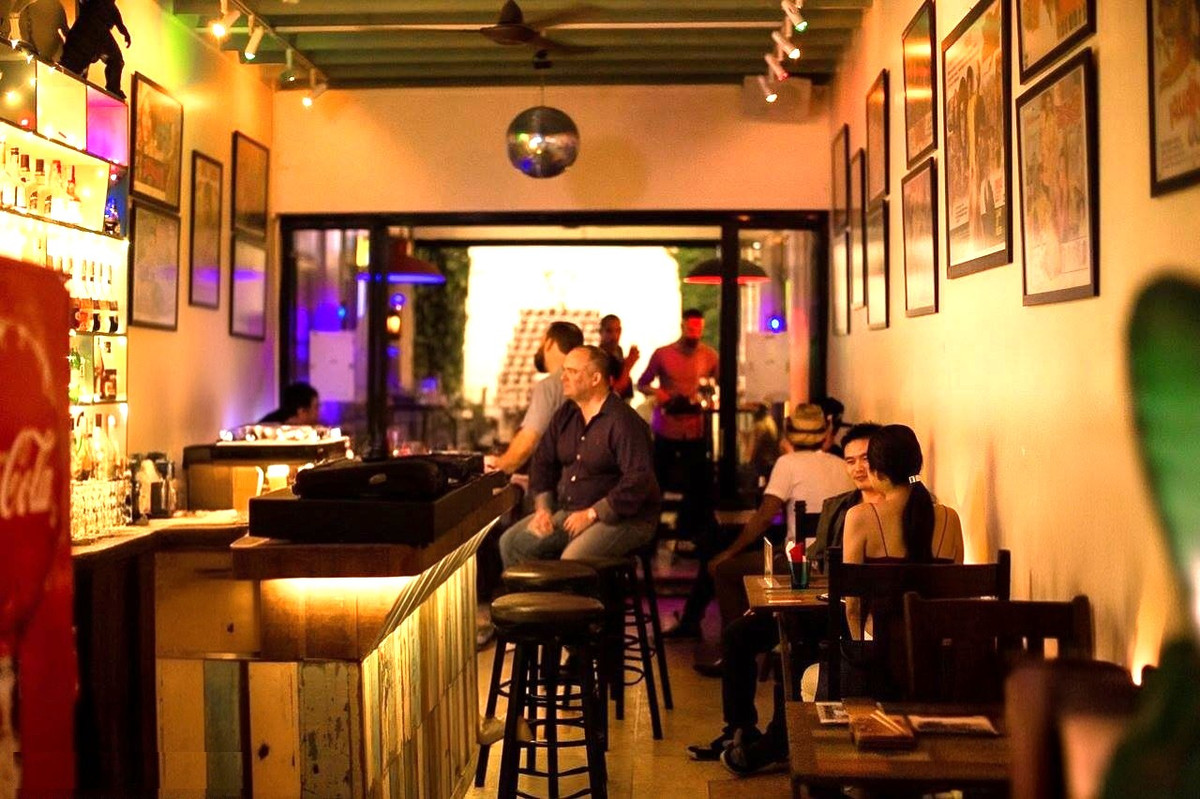 ขายอาคารพาณิชย์สุขุมวิท อโศก ทองหล่อ : ขาย อาคารพาณิชย์ 3 ชั้น ปากซอยทองหล่อ 14 สุดยอดทำเลการค้าย่านทองหล่อ อยู่ใจกลางแหล่งร้านอาหารญี่ปุ่น และใกล้ BTS ทองหล่อเพียง 1 กม. トンロー通りにある3階建ての商業ビル。