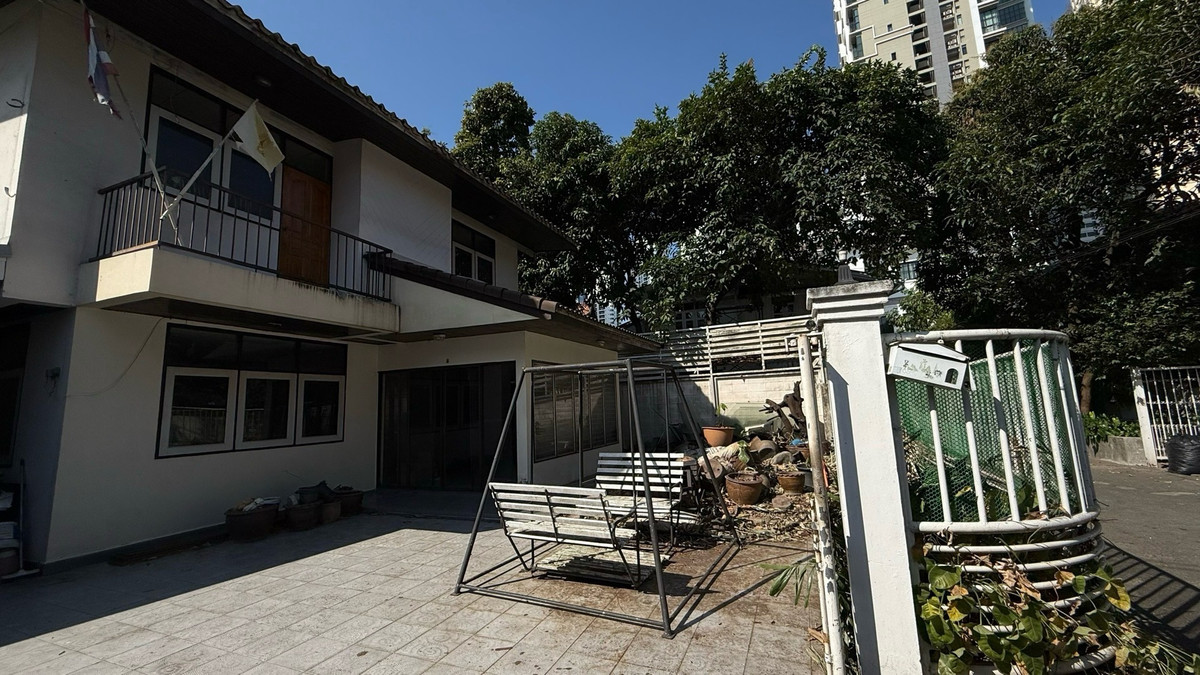 For RentRetail SpaceSukhumvit, Asoke, Thonglor : Single house for rent, Phrom Phong, Sukhumvit, can do business, decorate, renovate, very good price, you cant find it this cheap.