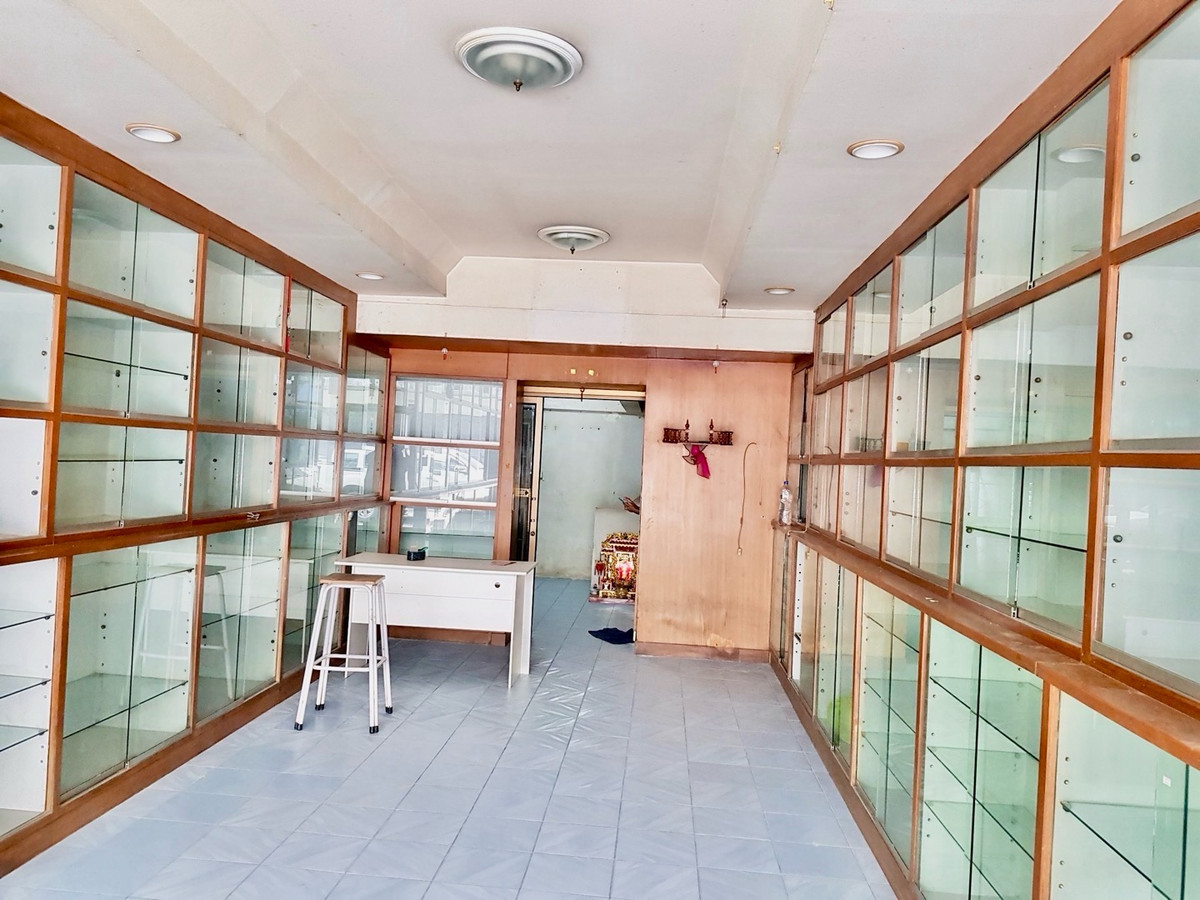 ขายอาคารพาณิชย์นนทบุรี บางใหญ่ บางบัวทอง : 🔥 ขายด่วน อาคารพาณิชย์ บัวทองธานี 🔥
3.5 ชั้น + ชั้นลอย + ดาดฟ้า | 15 ตร.วา
💥 ลดเหลือ 1.69 ล้านบาท (จาก 1.9 ล้าน)
	•	2 ห้องน้ำ
	•ชั้น 1และ	ชั้น3 มีประตูกระจก 
ชั้น 2 ห้องเก็บของ