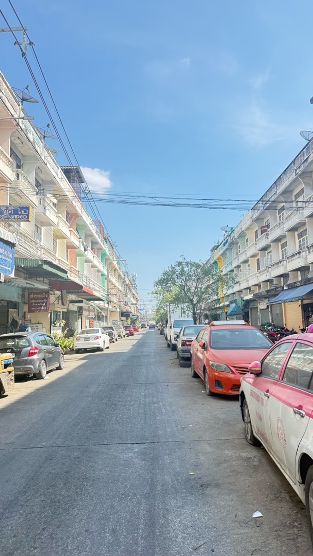 ขายอาคารพาณิชย์นนทบุรี บางใหญ่ บางบัวทอง : 🔥 ขายด่วน อาคารพาณิชย์ บัวทองธานี 🔥
3.5 ชั้น + ชั้นลอย + ดาดฟ้า | 15 ตร.วา
💥 ลดเหลือ 1.69 ล้านบาท (จาก 1.9 ล้าน)
	•	2 ห้องน้ำ
	•ชั้น 1และ	ชั้น3 มีประตูกระจก 
ชั้น 2 ห้องเก็บของ