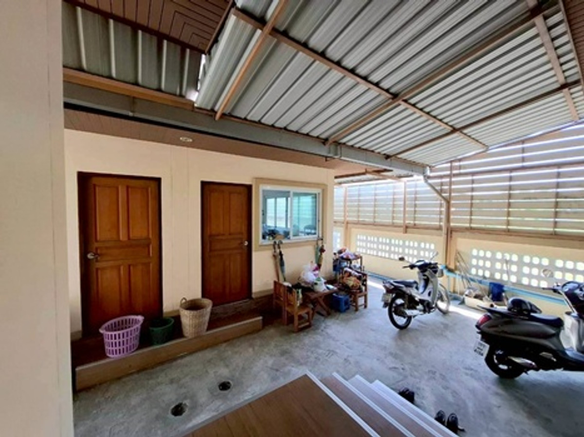 For SaleCha-am Phetchaburi : Land for sale with buildings, apartment + detached house, total area 1 rai 39 square wah, Ban Lat District, Phetchaburi Province, price 19,000,000 baht.