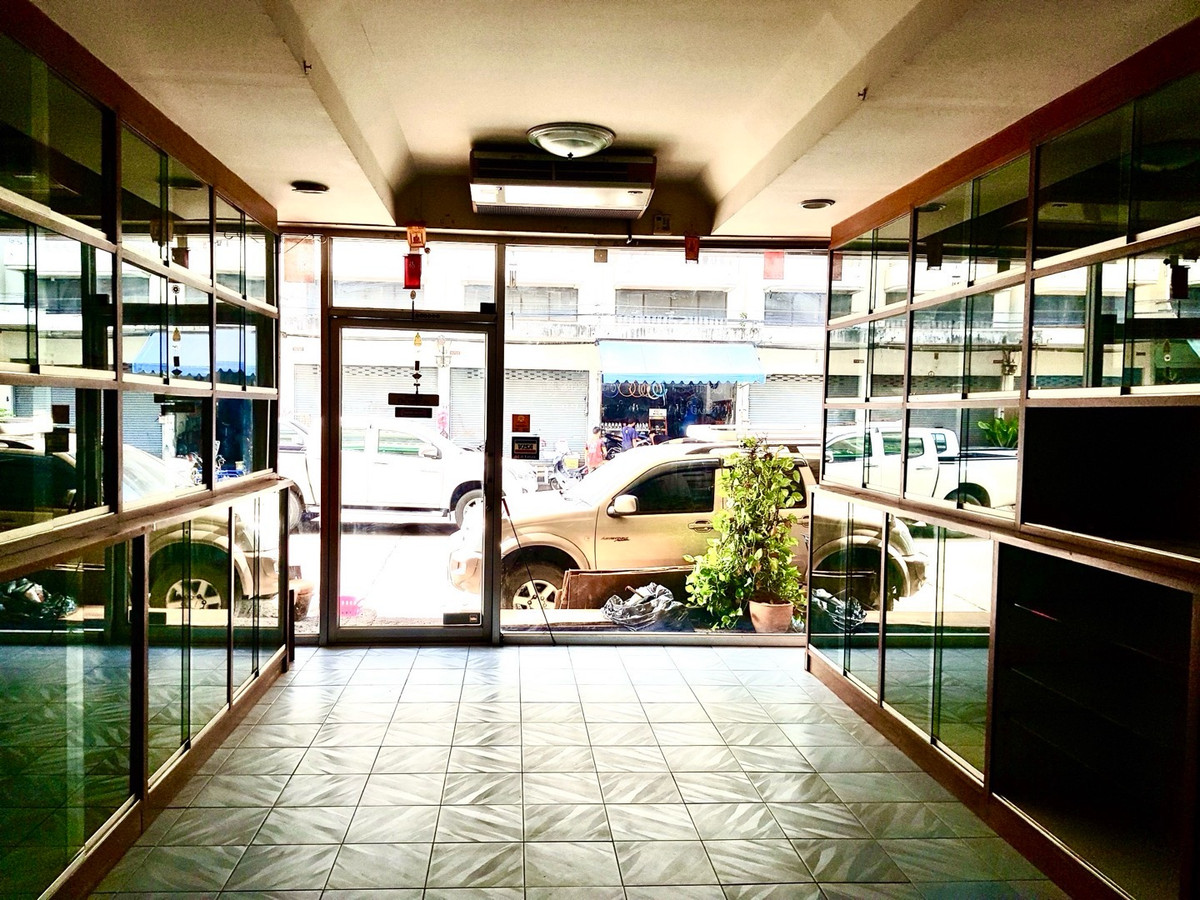 ขายอาคารพาณิชย์นนทบุรี บางใหญ่ บางบัวทอง : 🔥 ขายด่วน อาคารพาณิชย์ บัวทองธานี 🔥
3.5 ชั้น + ชั้นลอย + ดาดฟ้า | 15 ตร.วา
💥 ลดเหลือ 1.69 ล้านบาท (จาก 1.9 ล้าน)
	•	2 ห้องน้ำ
	•ชั้น 1และ	ชั้น3 มีประตูกระจก 
ชั้น 2 ห้องเก็บของ