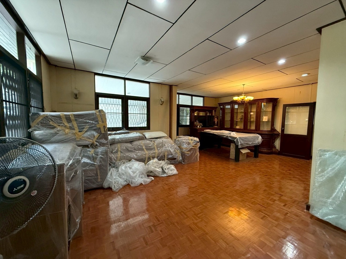 For RentRetail SpaceSukhumvit, Asoke, Thonglor : Single house for rent, Phrom Phong, Sukhumvit, can do business, decorate, renovate, very good price, you cant find it this cheap.