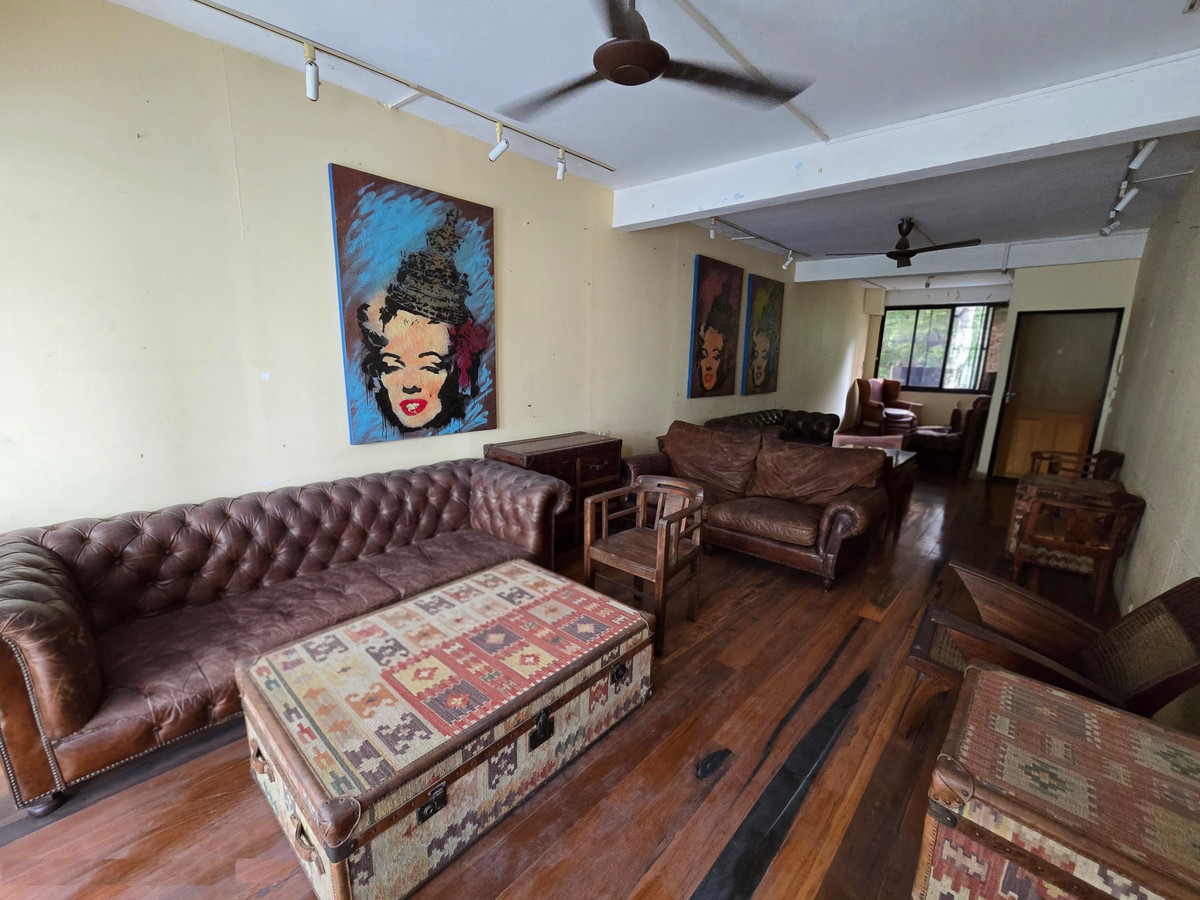 ขายอาคารพาณิชย์สุขุมวิท อโศก ทองหล่อ : ขาย อาคารพาณิชย์ 3 ชั้น ปากซอยทองหล่อ 14 สุดยอดทำเลการค้าย่านทองหล่อ อยู่ใจกลางแหล่งร้านอาหารญี่ปุ่น และใกล้ BTS ทองหล่อเพียง 1 กม. トンロー通りにある3階建ての商業ビル。