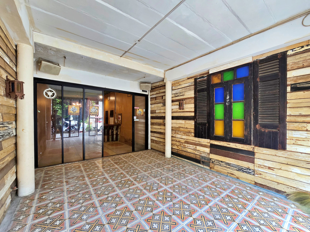 ขายอาคารพาณิชย์สุขุมวิท อโศก ทองหล่อ : ขาย อาคารพาณิชย์ 3 ชั้น ปากซอยทองหล่อ 14 สุดยอดทำเลการค้าย่านทองหล่อ อยู่ใจกลางแหล่งร้านอาหารญี่ปุ่น และใกล้ BTS ทองหล่อเพียง 1 กม. トンロー通りにある3階建ての商業ビル。