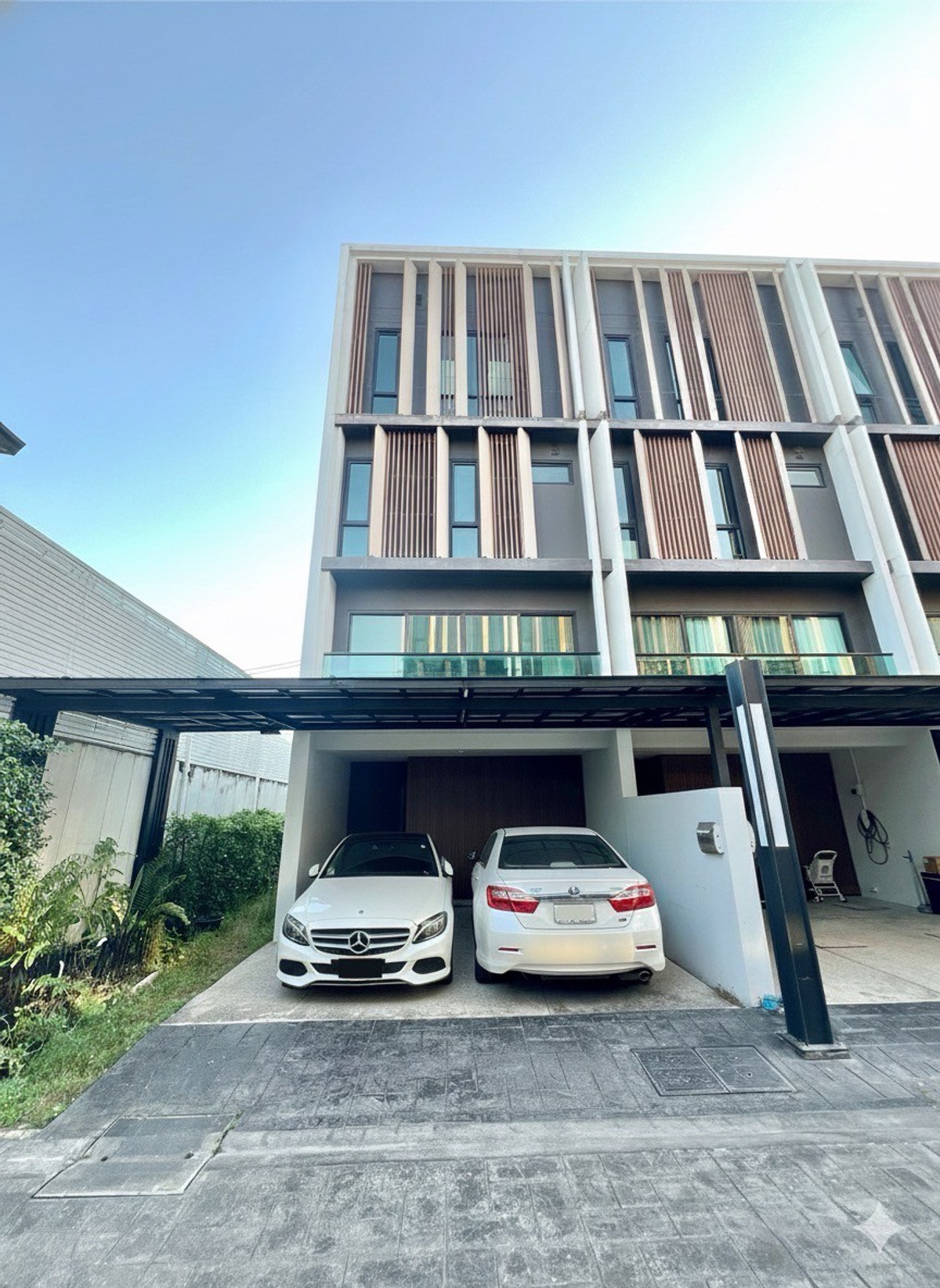 ทาวน์โฮมโชคชัย4 ลาดพร้าว71 : [ให้เช่า] ทาวน์โฮม/โฮมออฟฟิศ 3.5 ชั้น หลังมุม Double Volume 6 เมตร ที่ ออเธน (Authen) ลาดพร้าว-นาคนิวาส📍ใกล้ Central Eastville 