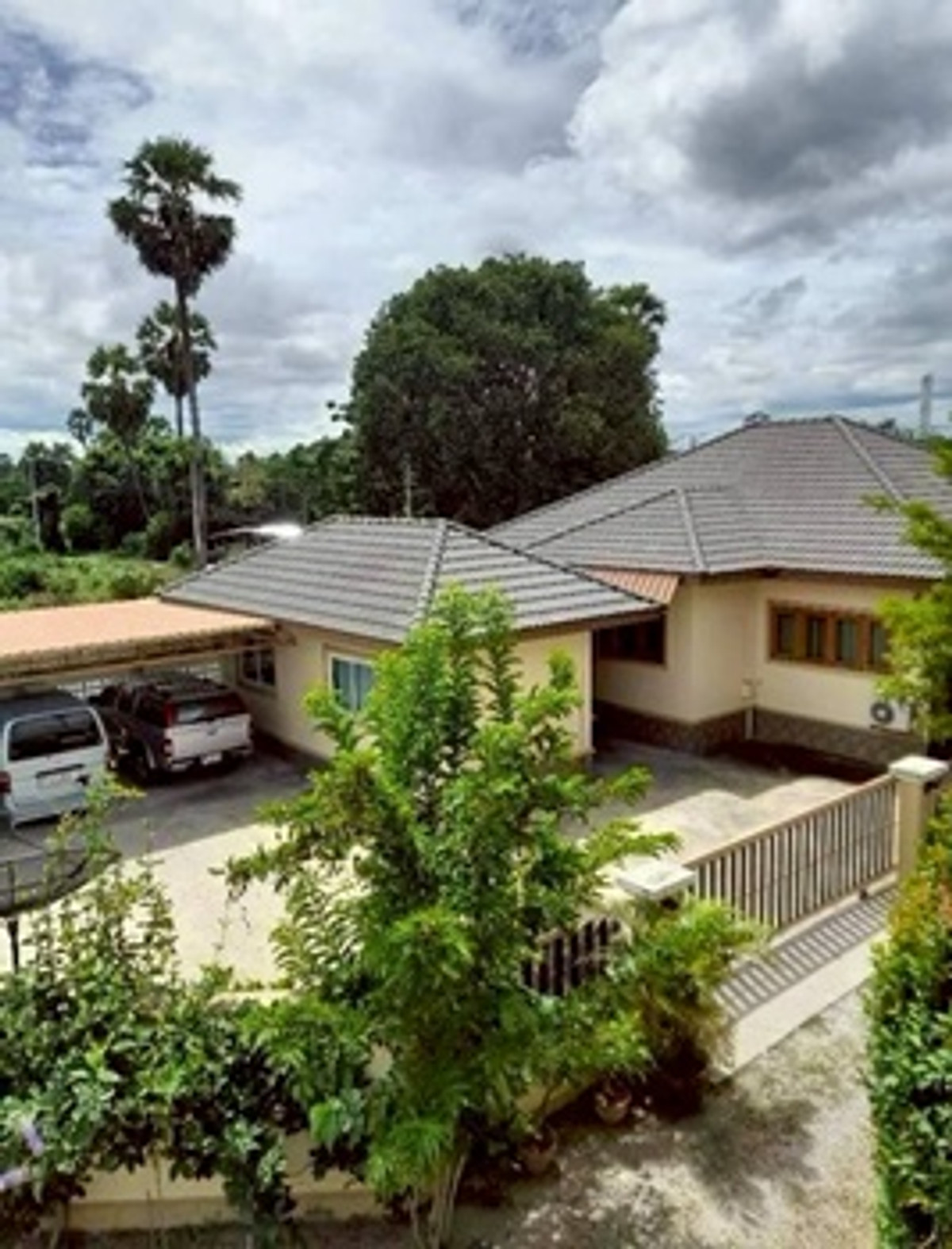 For SaleCha-am Phetchaburi : Land for sale with buildings, apartment + detached house, total area 1 rai 39 square wah, Ban Lat District, Phetchaburi Province, price 19,000,000 baht.