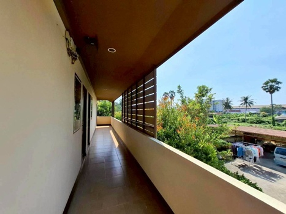 For SaleCha-am Phetchaburi : Land for sale with buildings, apartment + detached house, total area 1 rai 39 square wah, Ban Lat District, Phetchaburi Province, price 19,000,000 baht.