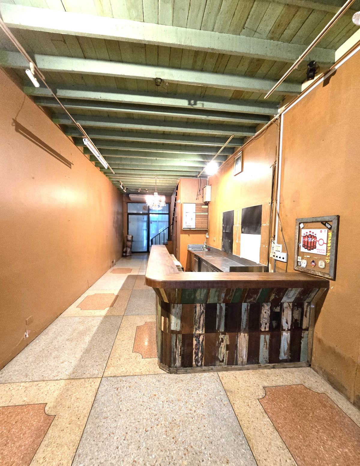 ขายอาคารพาณิชย์สุขุมวิท อโศก ทองหล่อ : ขาย อาคารพาณิชย์ 3 ชั้น ปากซอยทองหล่อ 14 สุดยอดทำเลการค้าย่านทองหล่อ อยู่ใจกลางแหล่งร้านอาหารญี่ปุ่น และใกล้ BTS ทองหล่อเพียง 1 กม. トンロー通りにある3階建ての商業ビル。